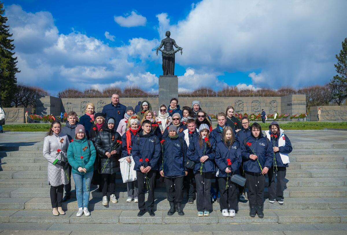 8 мая 2024 года Дворец учащейся молодежи Санкт-Петербурга присоединился к общегородским памятным мероприятиям на Пискаревском кладбище, посвященным 79-й годовщине Победы в Великой Отечественн